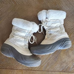 Columbia Boots, size 7.5, in cream and gray